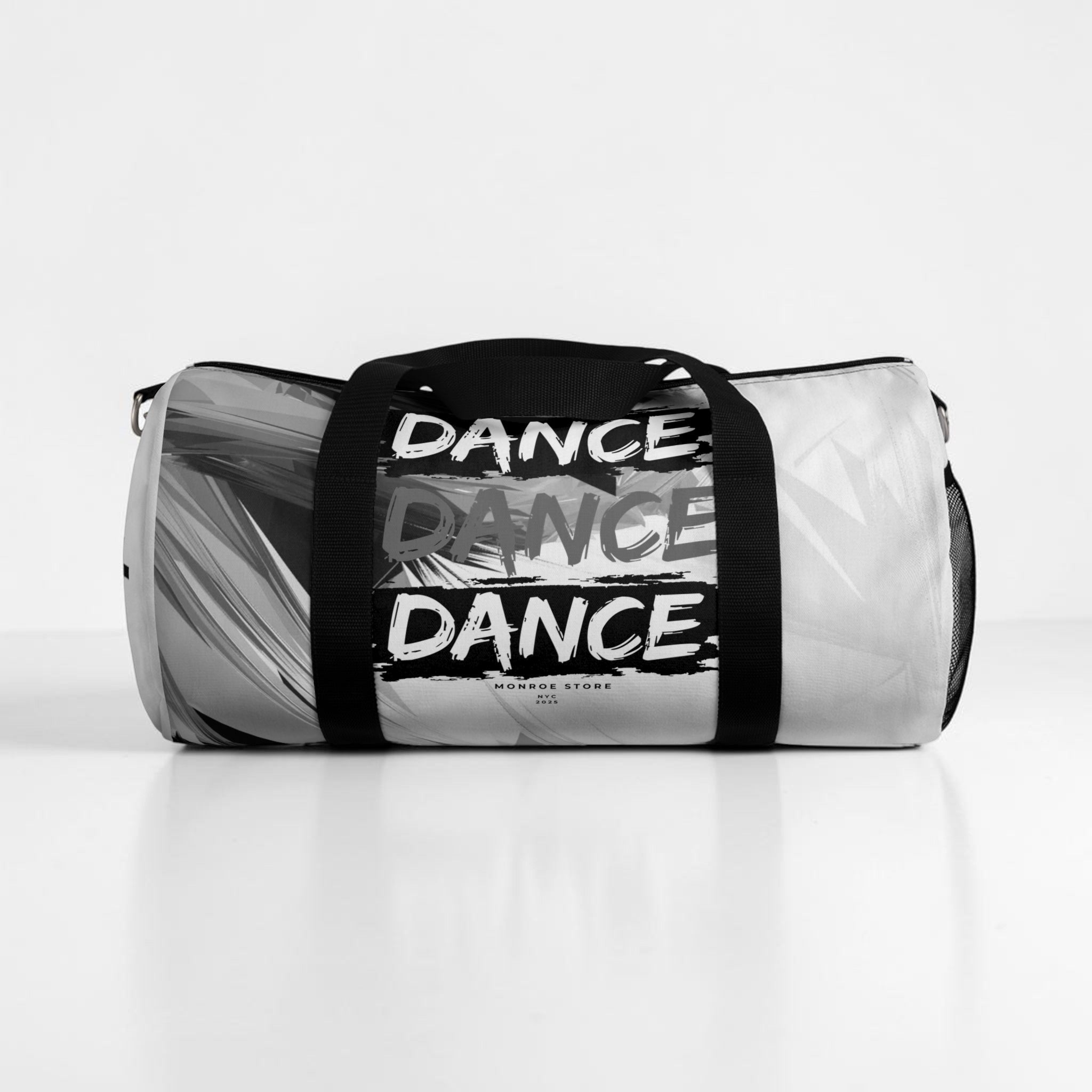 MONROE STORE bolsa de gimnasio negra y blanca con estampado abstracto y texto "DANCE" repetido.