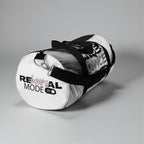 MONROE STORE bolsa de gimnasio blanca y negra con estampado "DANCE" y texto "REHEARSAL MODE ON". Ideal para bailarines y deportistas.