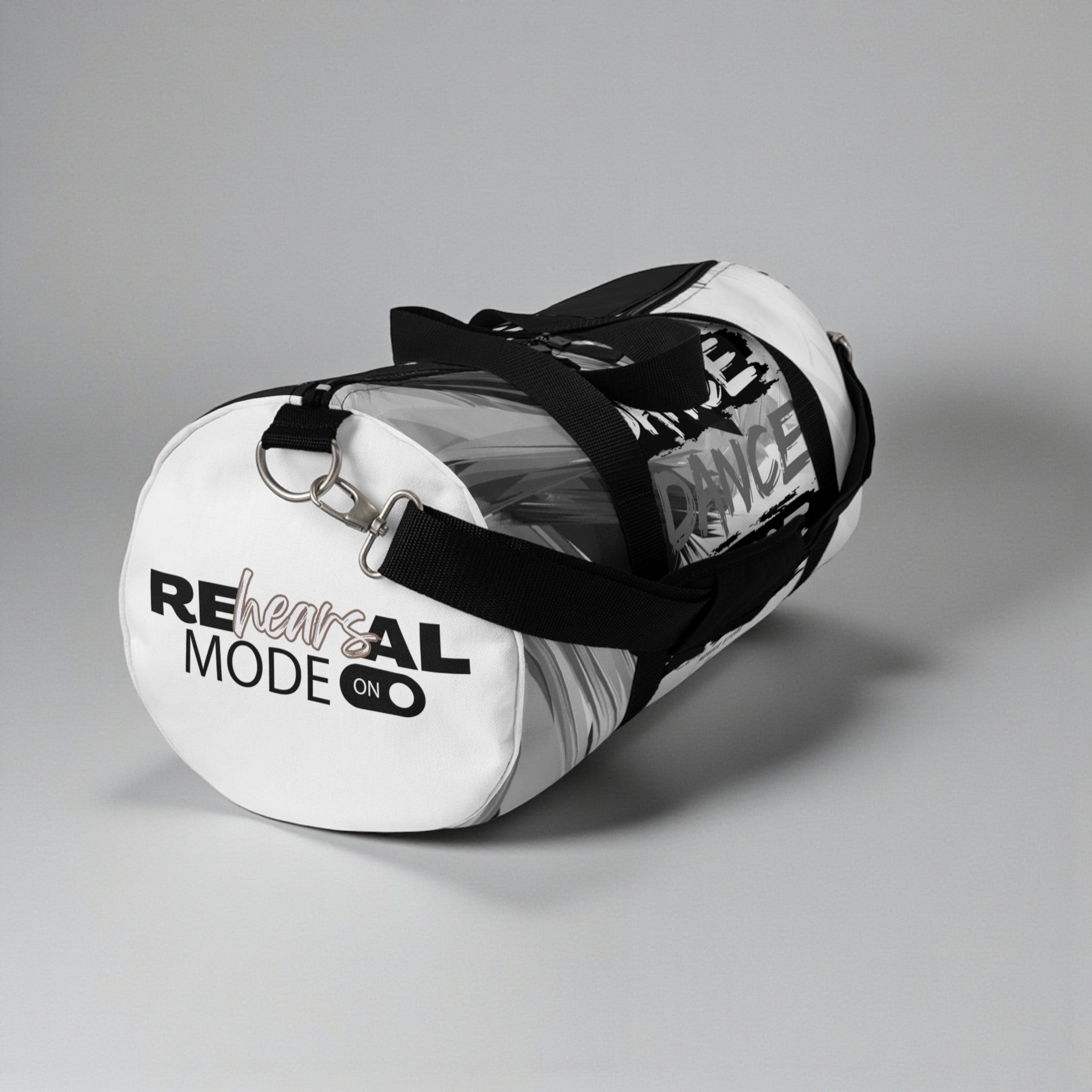 MONROE STORE bolsa de gimnasio blanca y negra con estampado "DANCE" y texto "REHEARSAL MODE ON". Ideal para bailarines y deportistas.