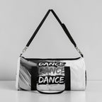 MONROE STORE bolsa de gimnasio negra y blanca con estampado abstracto y texto "DANCE" repetido. Cierre de cremallera doble y correa ajustable.