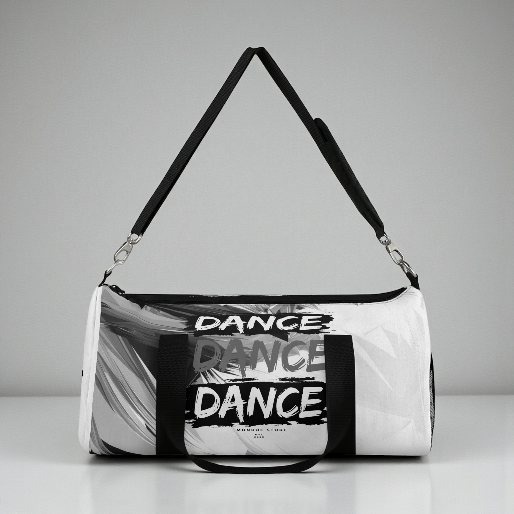 MONROE STORE bolsa de deporte blanca y negra con estampado abstracto y la palabra "DANCE" repetida. Ideal para gimnasio o danza.