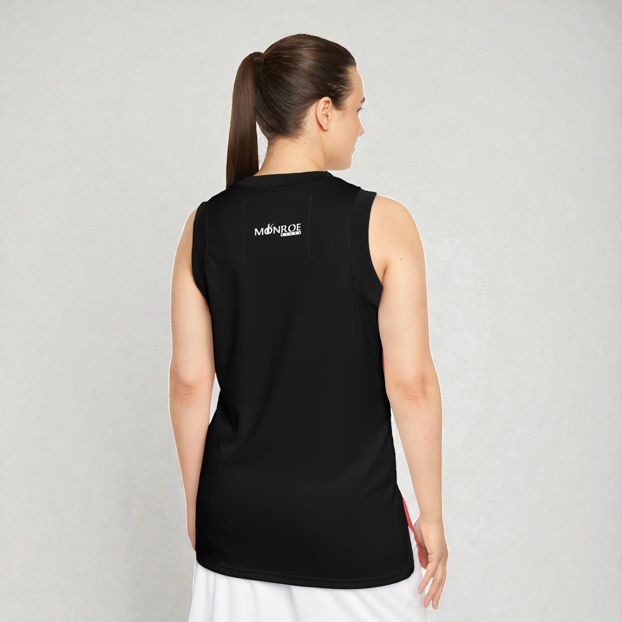 MONROE STORE camiseta de baloncesto unisex negra de poliéster reciclado, con logo en la espalda y detalles laterales rojos.