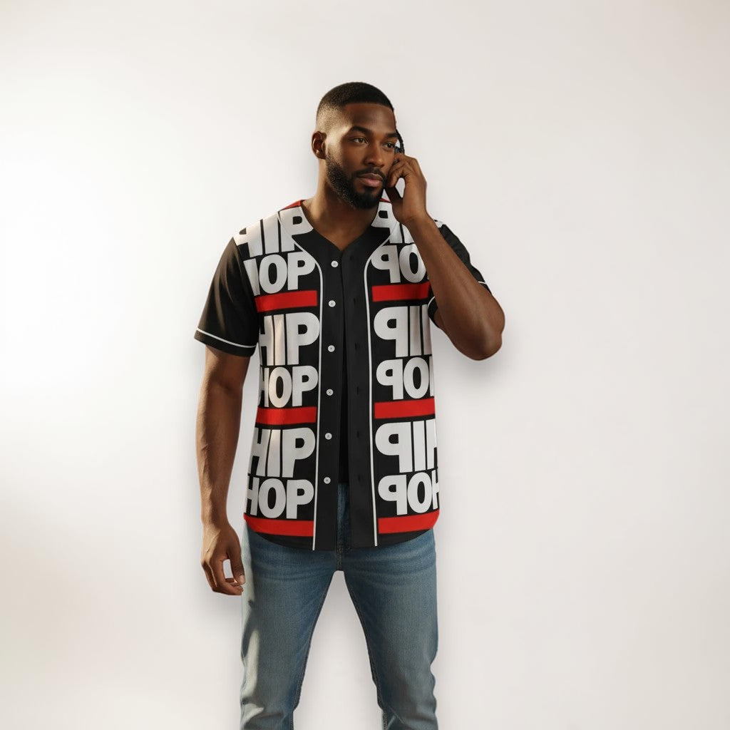 Hombre con camiseta de béisbol MONROE STORE negra con estampado Hip Hop, botones frontales y tejido de poliéster.