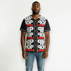 Hombre con camiseta de béisbol MONROE STORE negra con estampado Hip Hop, botones frontales y tejido de poliéster.