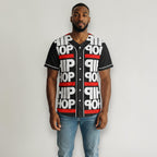 Hombre con camiseta de béisbol MONROE STORE negra y blanca con estampado Hip Hop y detalles en rojo, estilo urbano.