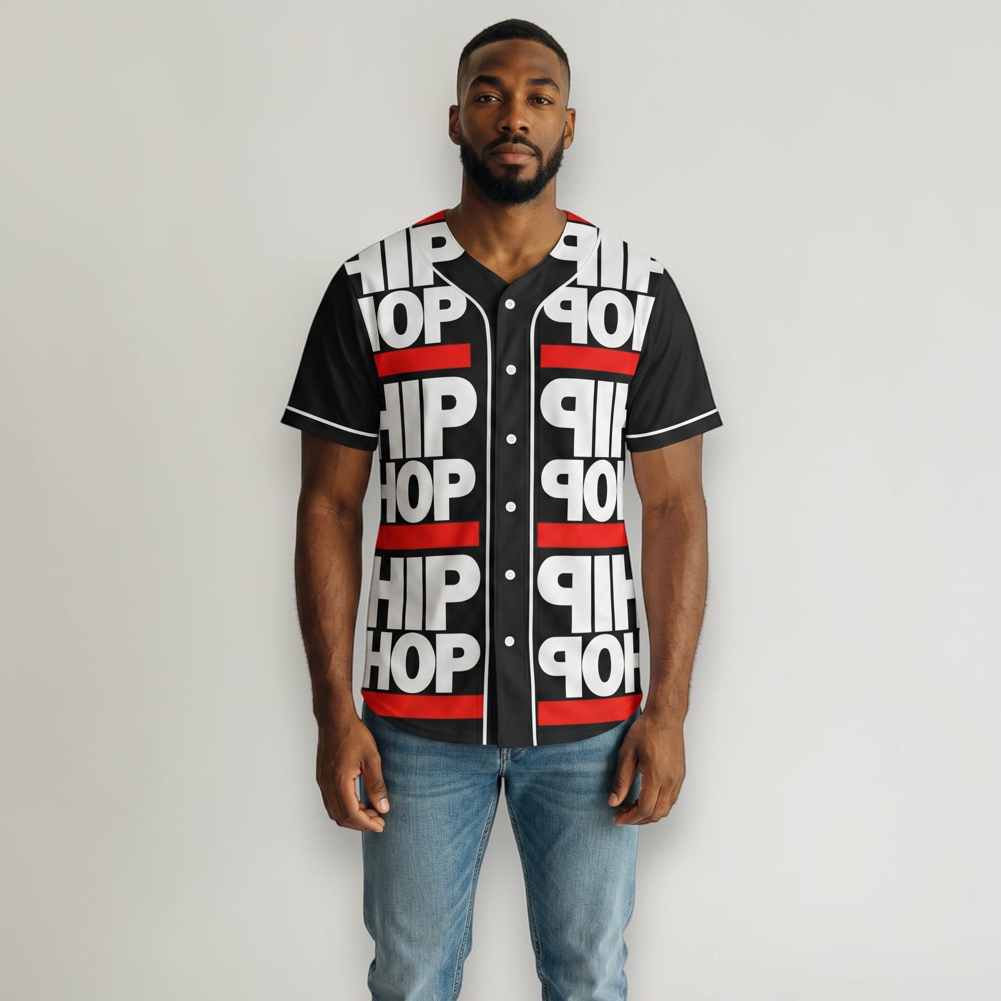Hombre con camiseta de béisbol MONROE STORE negra y blanca con estampado Hip Hop y detalles en rojo, estilo urbano.
