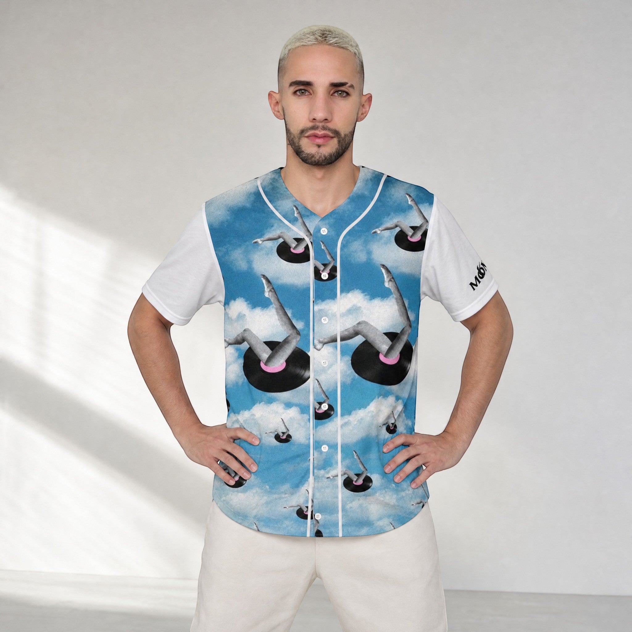 MONROE STORE camiseta de béisbol de poliéster con estampado artístico de piernas y discos de vinilo en el cielo azul