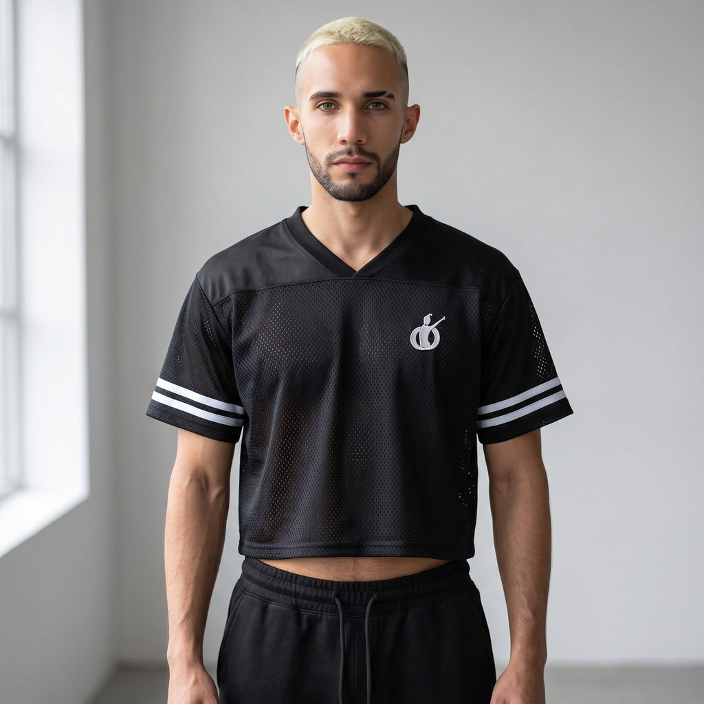 MONROE STORE camiseta corta de malla negra de manga corta con cuello en V y rayas blancas en las mangas.