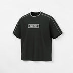 Camiseta negra de algodón 100% de MONROE STORE con cuello redondo, mangas cortas raglán y ribete blanco en cuello y mangas. Estampado frontal "WHACK/PUNK".