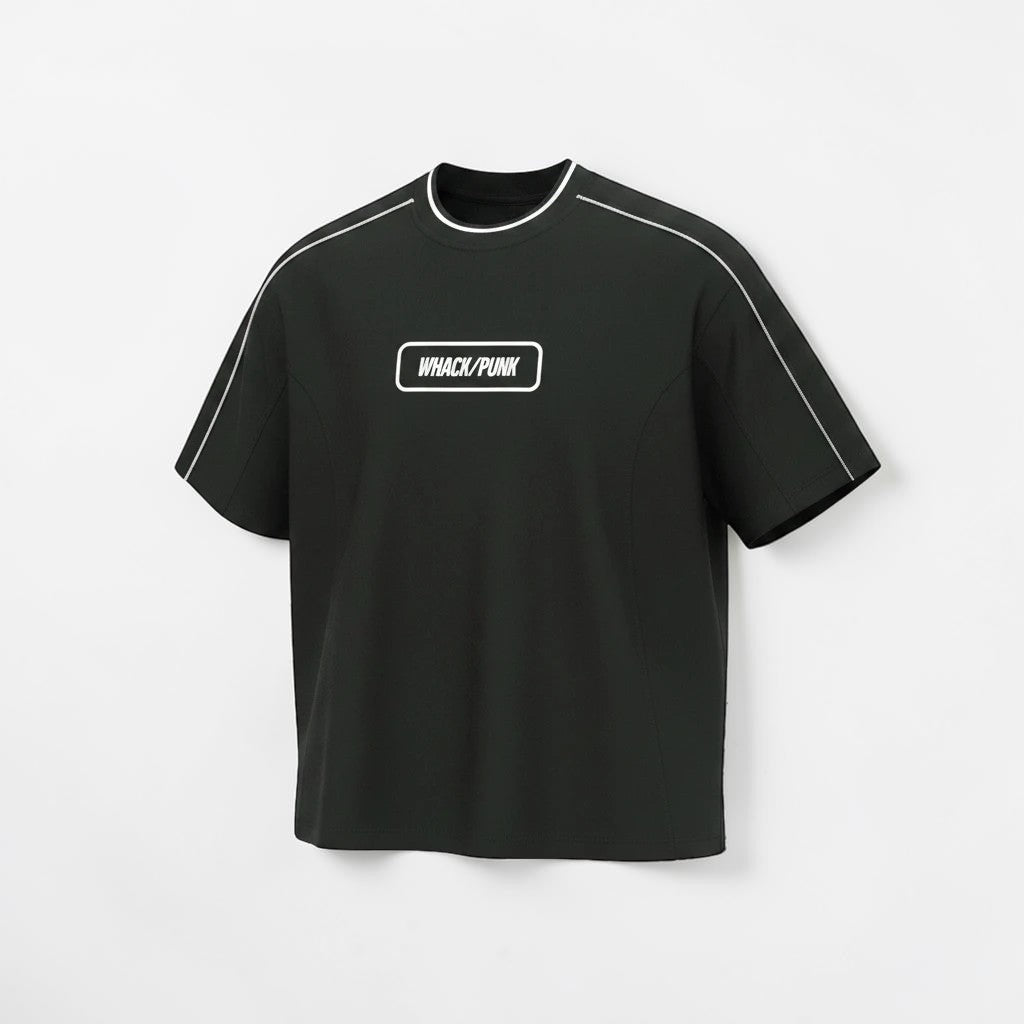 Camiseta negra de algodón 100% de MONROE STORE con cuello redondo, mangas cortas raglán y ribete blanco en cuello y mangas. Estampado frontal "WHACK/PUNK".