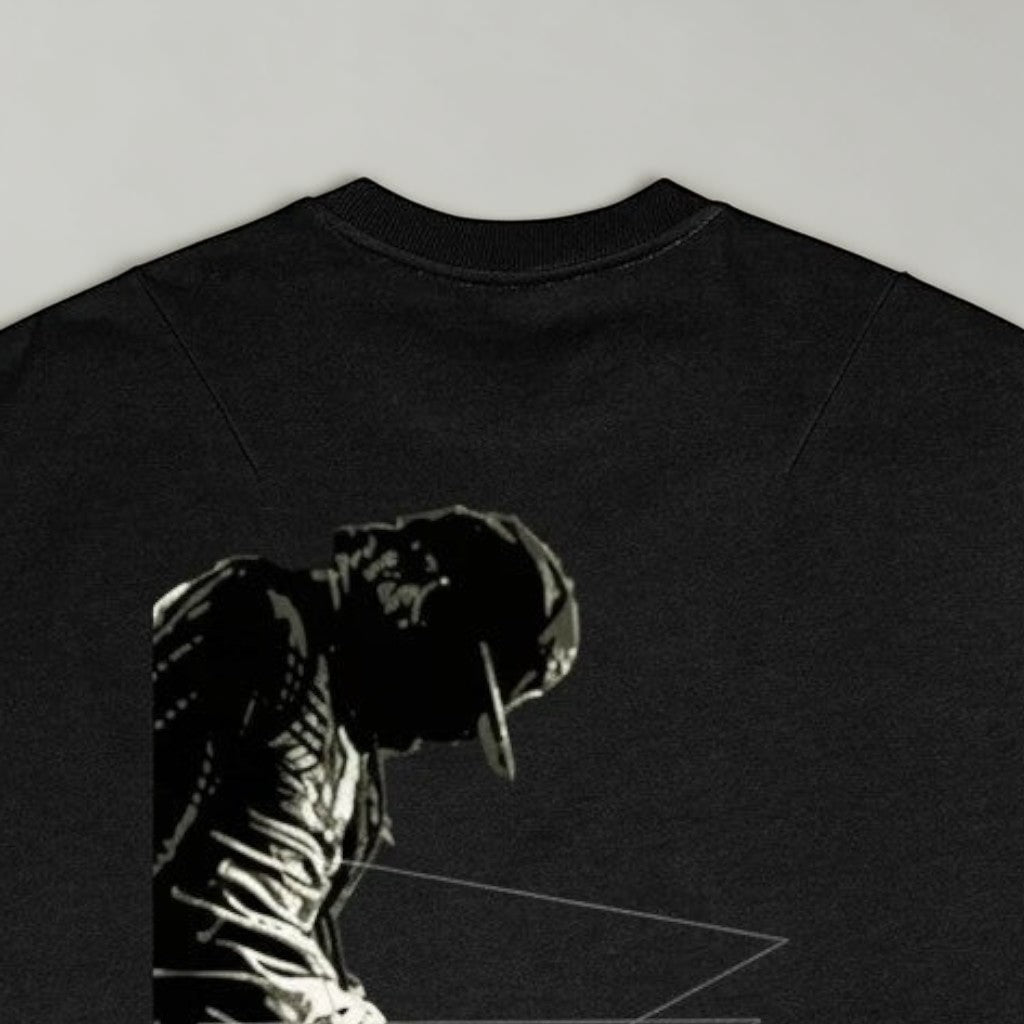 MONROE STORE camiseta sin mangas negra de algodón y poliéster con cuello redondo y estampado gráfico de persona con gorra.