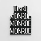 Camiseta de tirantes negra MONROE STORE con estampado gráfico de letras blancas, estilo casual y deportivo.
