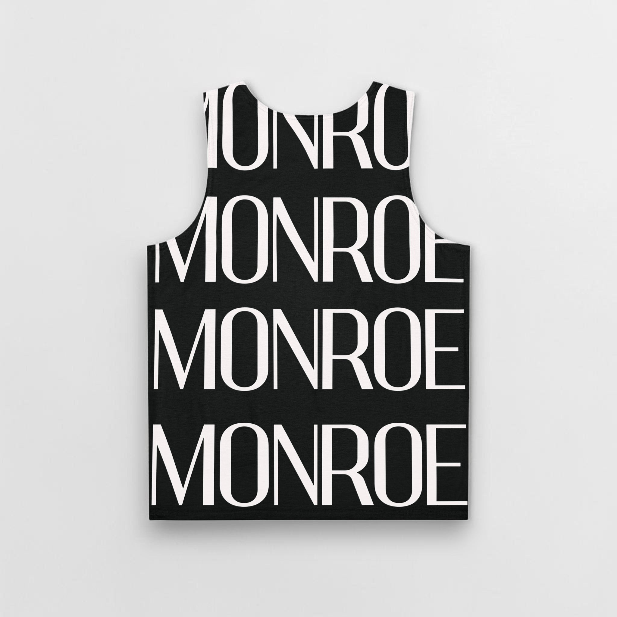 Camiseta de tirantes negra MONROE STORE con estampado gráfico de letras blancas, estilo casual y deportivo.
