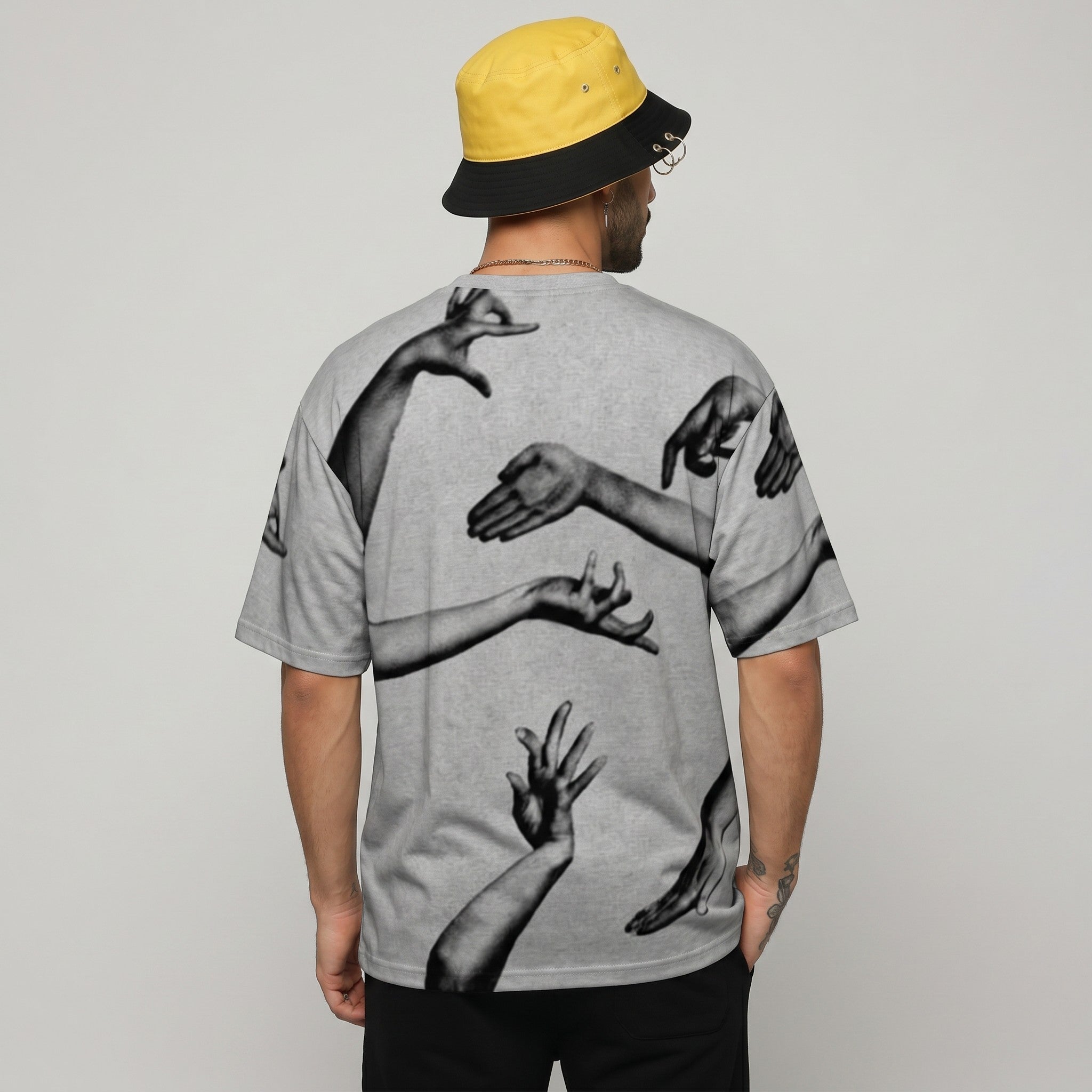 Camiseta gris MONROE STORE con estampado de manos para baile, tejido técnico ligero y transpirable para bailarines.