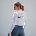 MONROE STORE chaqueta deportiva blanca de manga larga para mujer, con cremallera completa y ajuste ceñido. Detalle de logo verde en la espalda.