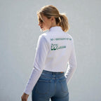 MONROE STORE chaqueta deportiva blanca de manga larga para mujer, con cremallera completa y ajuste ceñido. Detalle de logo verde en la espalda.