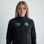 MONROE STORE chaqueta deportiva negra de ajuste ceñido para mujer con cremallera frontal, número 70 verde y parche redondo.