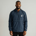 Chaqueta impermeable y recubierta de poliéster azul marino de MONROE STORE con capucha, bolsillo canguro y bordado.