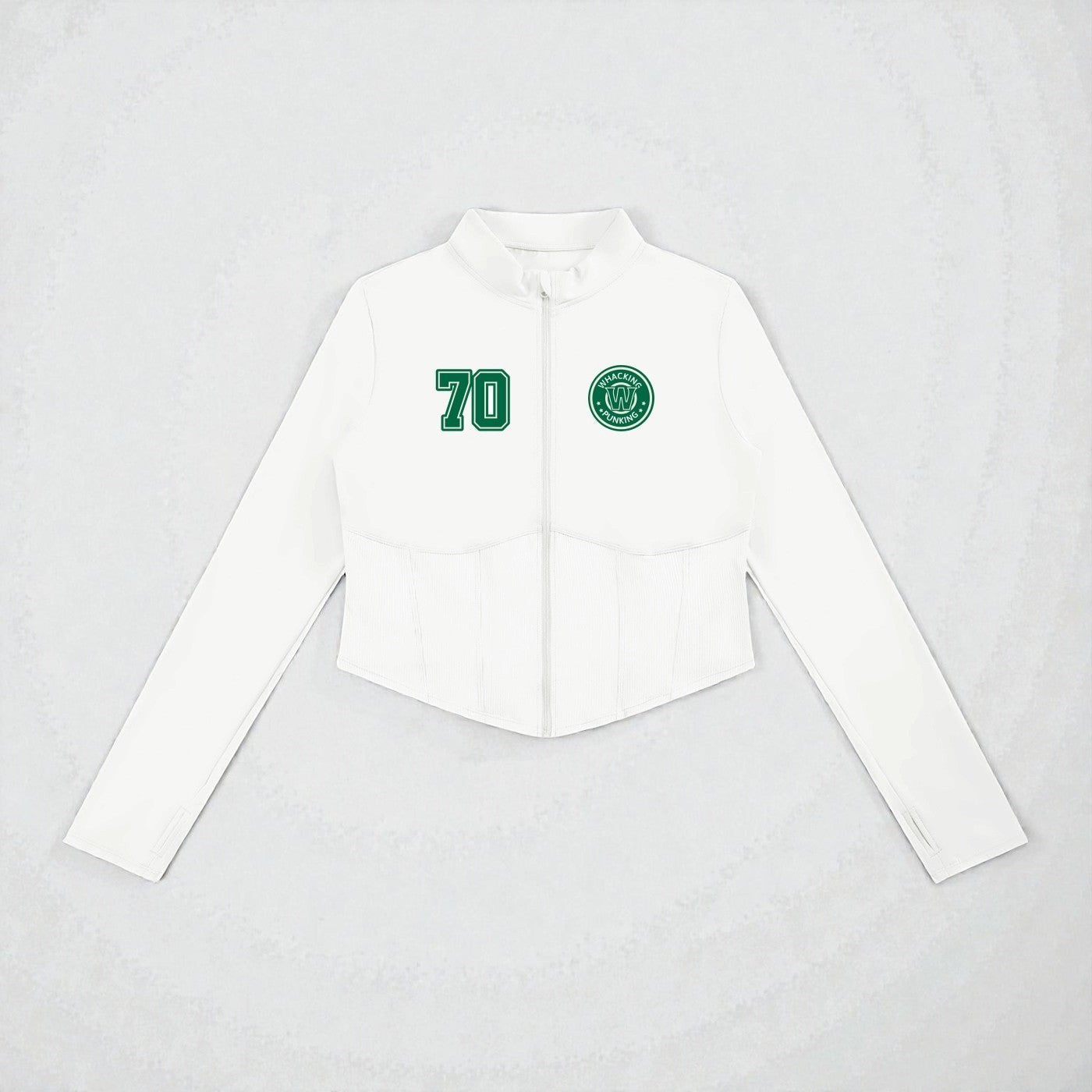 MONROE STORE chaqueta de yoga blanca de manga larga con cremallera completa, ajuste entallado, con número 70 y logo verde en el pecho.