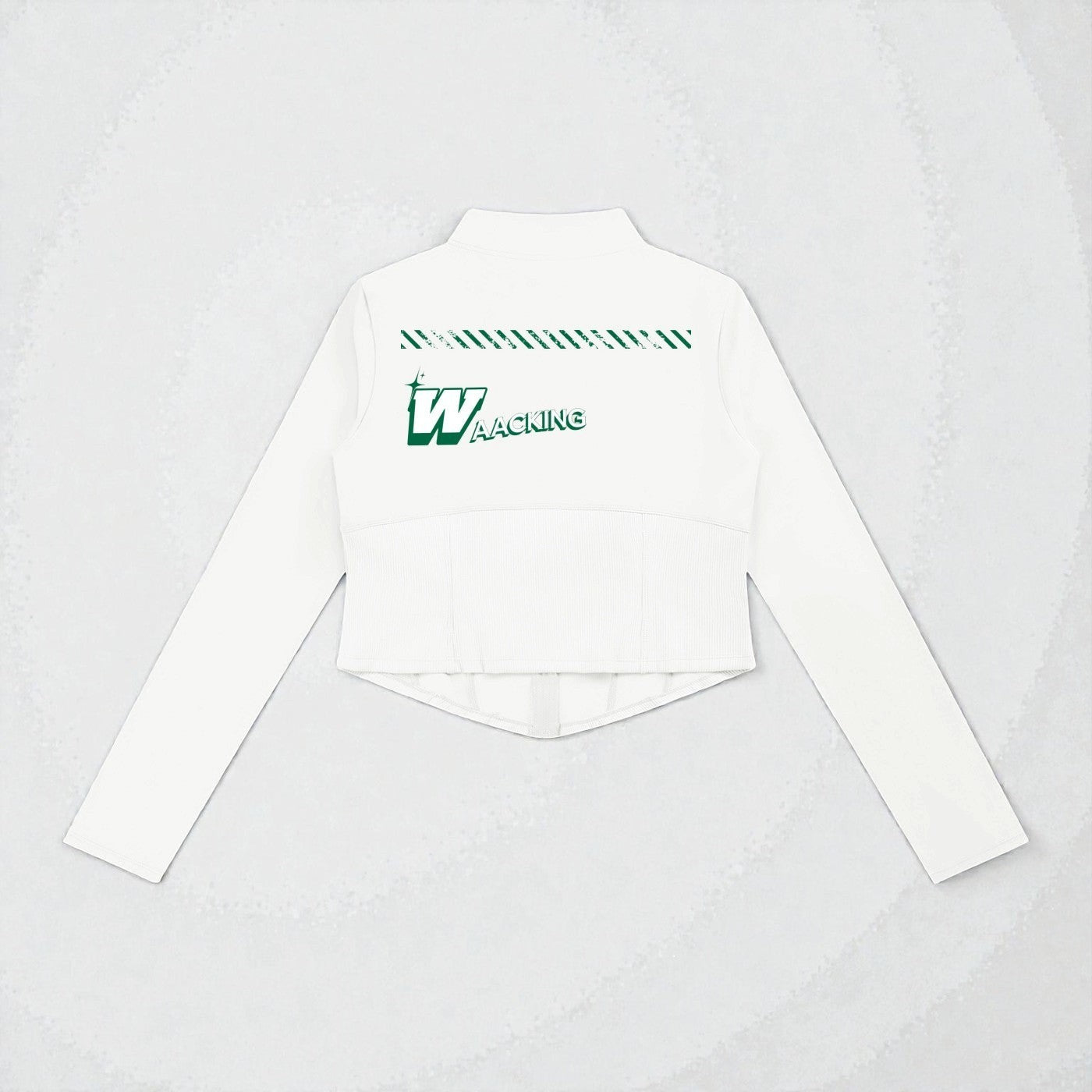 MONROE STORE chaqueta de yoga blanca de manga larga con cremallera completa y ajuste ceñido, con logo verde en la espalda y detalle acanalado en la cintura.