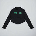 MONROE STORE chaqueta de yoga negra de manga larga con cremallera frontal, cuello alto y detalle de canalé en la cintura.
