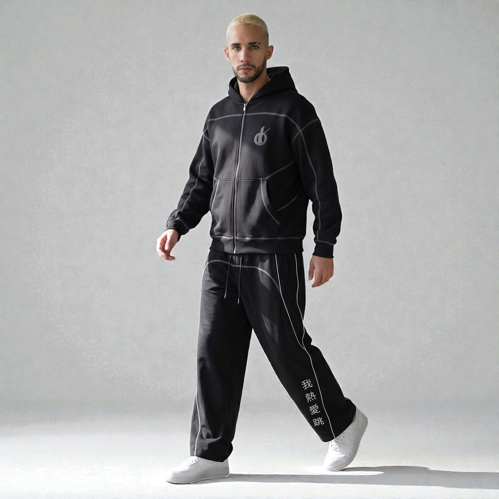 MONROE STORE conjunto de chándal negro de algodón y poliéster con cremallera completa y pantalones de pierna recta con detalles de costura y texto en japonés.