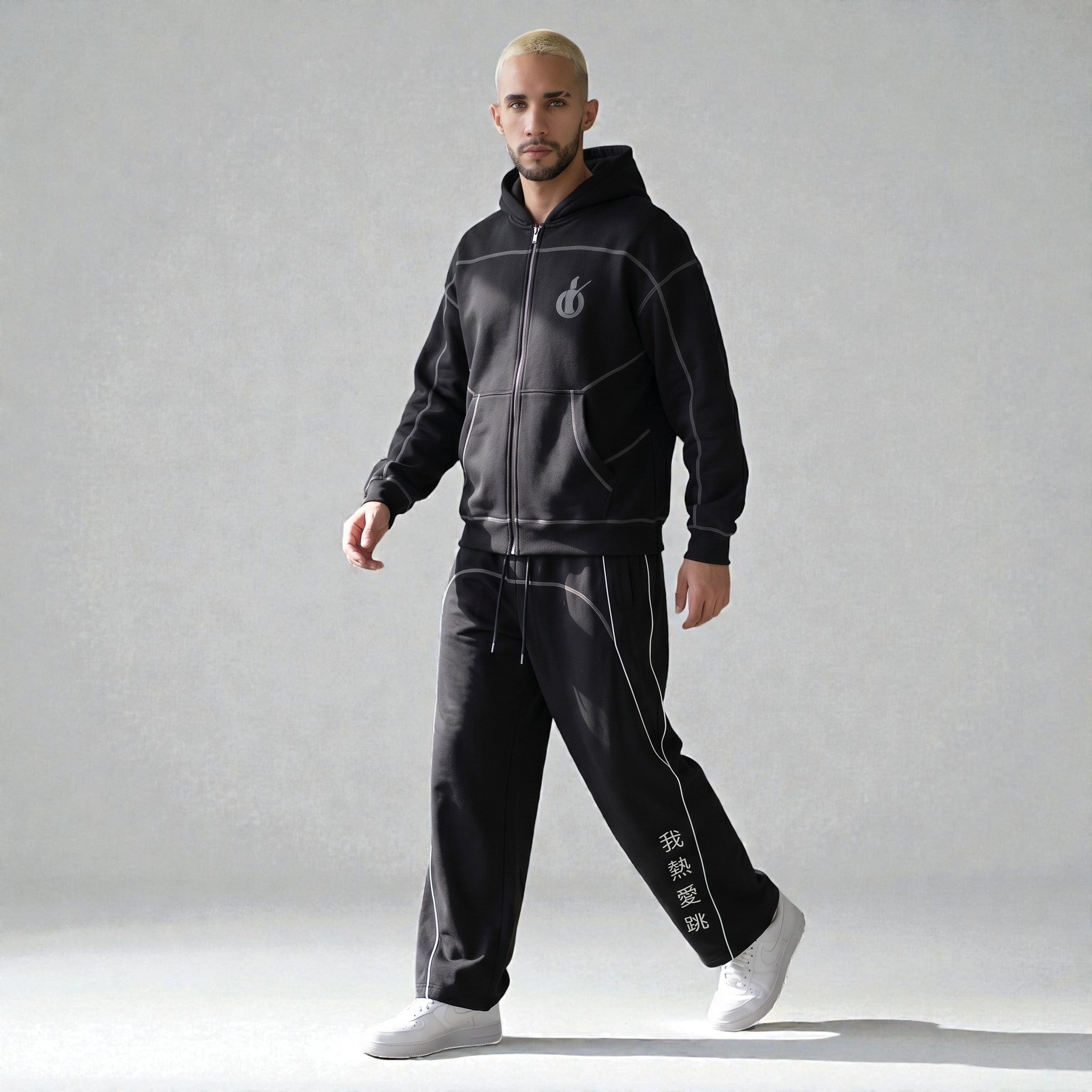 MONROE STORE conjunto de chándal negro de algodón y poliéster con cremallera completa y pantalones de pierna recta con detalles de costura y texto en japonés.
