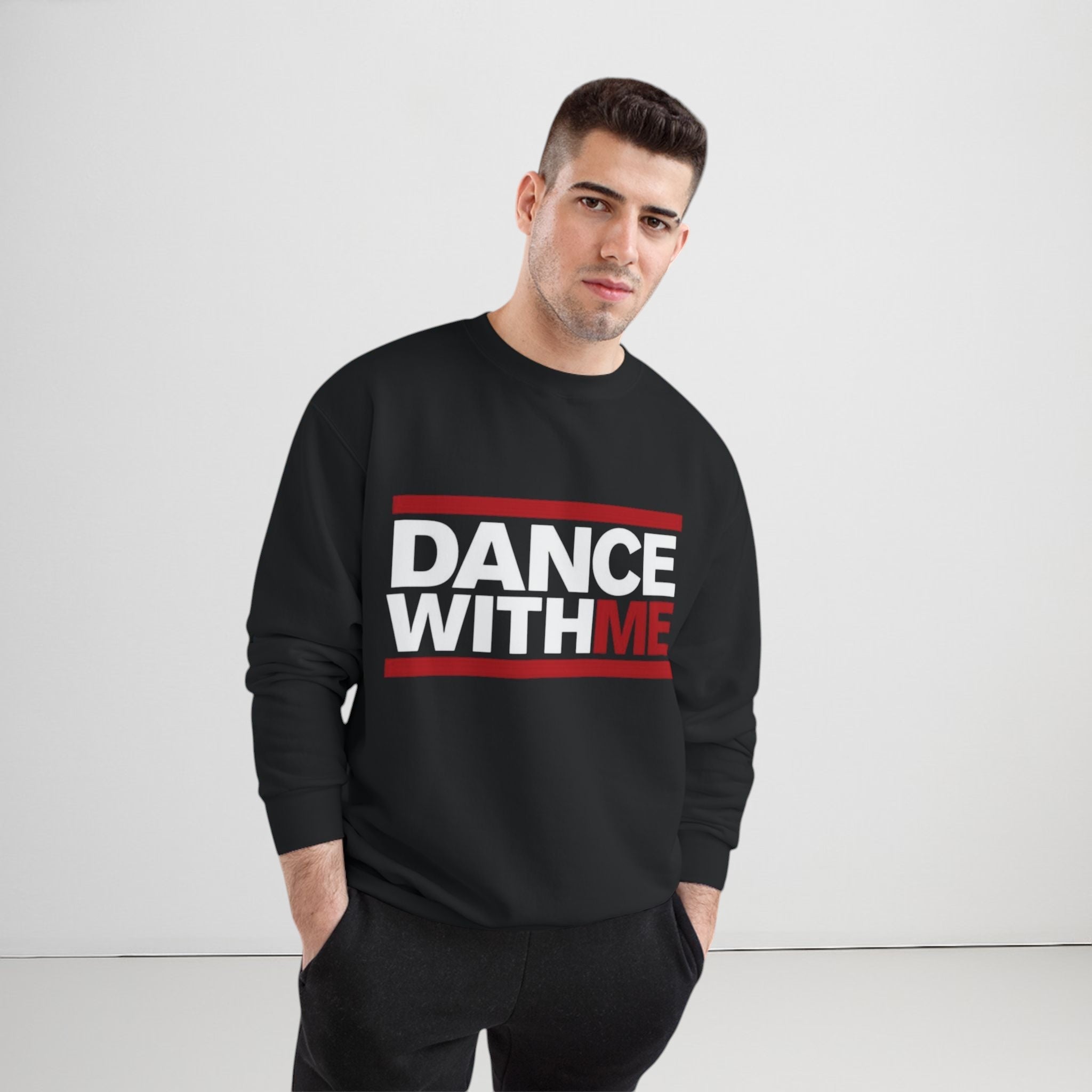 MONROE STORE DANCE WITH ME sweatshirt, negro, algodón/poliéster, con texto blanco y rojo.
