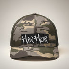 Gorra trucker MONROE STORE de camuflaje con parche blanco y negro que dice "Hip Hop"