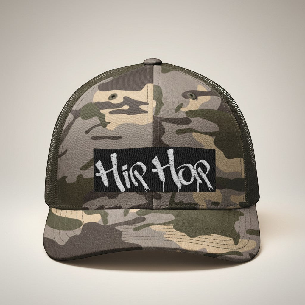 Gorra trucker MONROE STORE de camuflaje con parche blanco y negro que dice "Hip Hop"