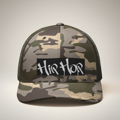 Gorra trucker MONROE STORE de camuflaje con parche blanco y negro que dice "Hip Hop"
