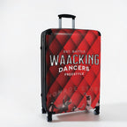Maleta de cabina MONROE STORE roja con estampado de rombos y bailarines de waacking, con ruedas 360° y asa telescópica.