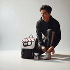 MONROE STORE mochila negra unisex con diseño 'Dance Mode On' en la solapa, ideal para uso diario.
