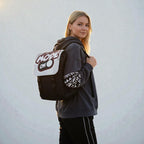 Mochila unisex MONROE STORE negra con diseño 'Dance Mode On' y bolsillos laterales estampados. Ideal para uso diario.