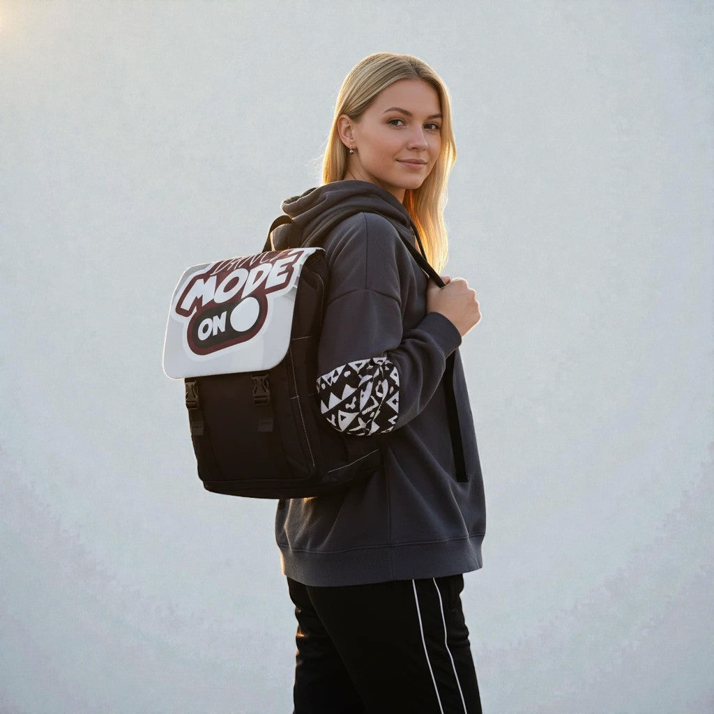 Mochila unisex MONROE STORE negra con diseño 'Dance Mode On' y bolsillos laterales estampados. Ideal para uso diario.