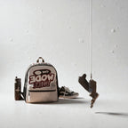 Mochila MONROE STORE unisex negra y beige con diseño 'Dance Mode On', compartimentos y correas ajustables. Incluye botella de agua y zapatillas.