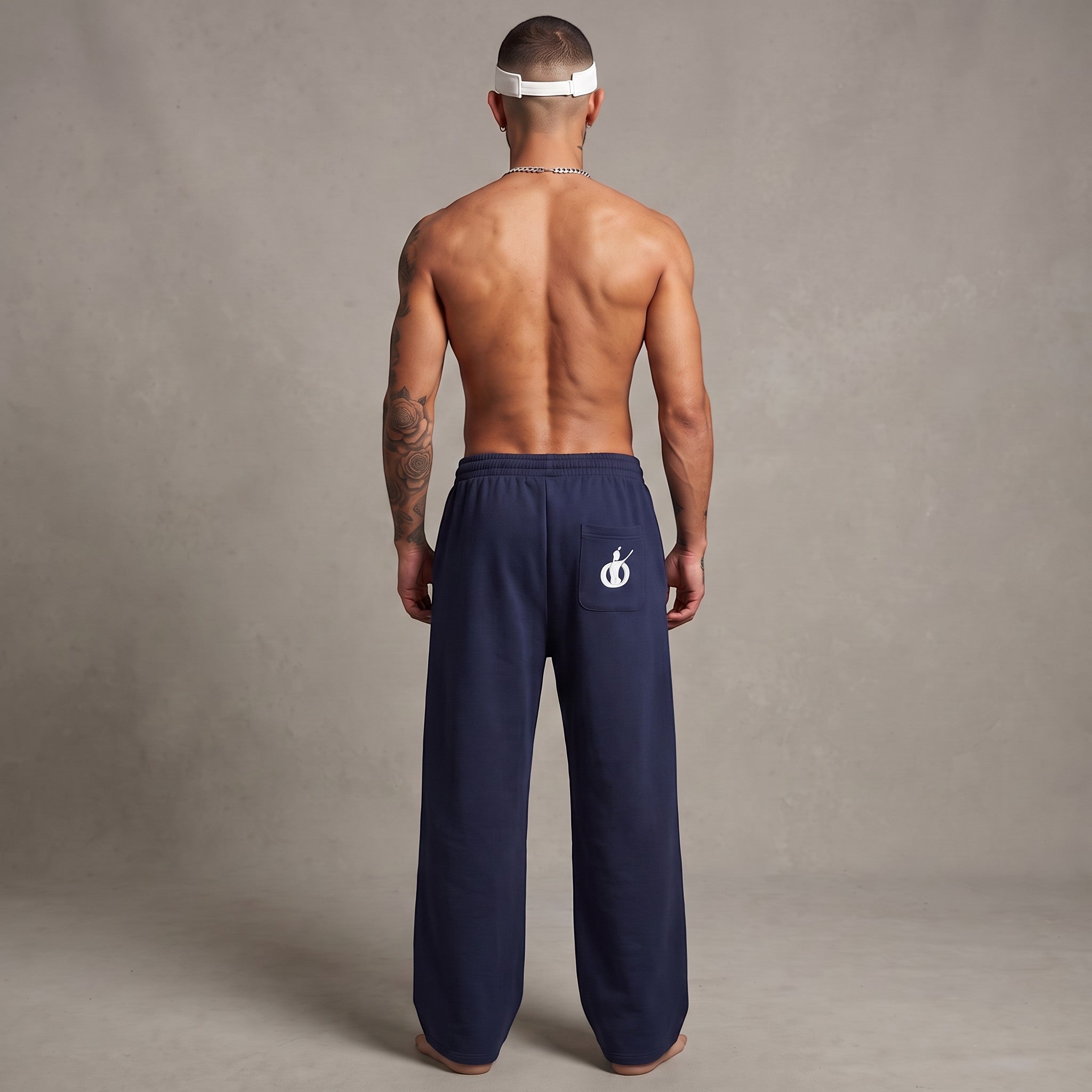 Pantalones de chándal azul marino de MONROE STORE con corte recto, cintura elástica y bolsillo trasero con logo.