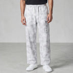 Modelo masculino vistiendo pantalones de chándal MONROE STORE grises con efecto lavado, corte holgado y cordón.