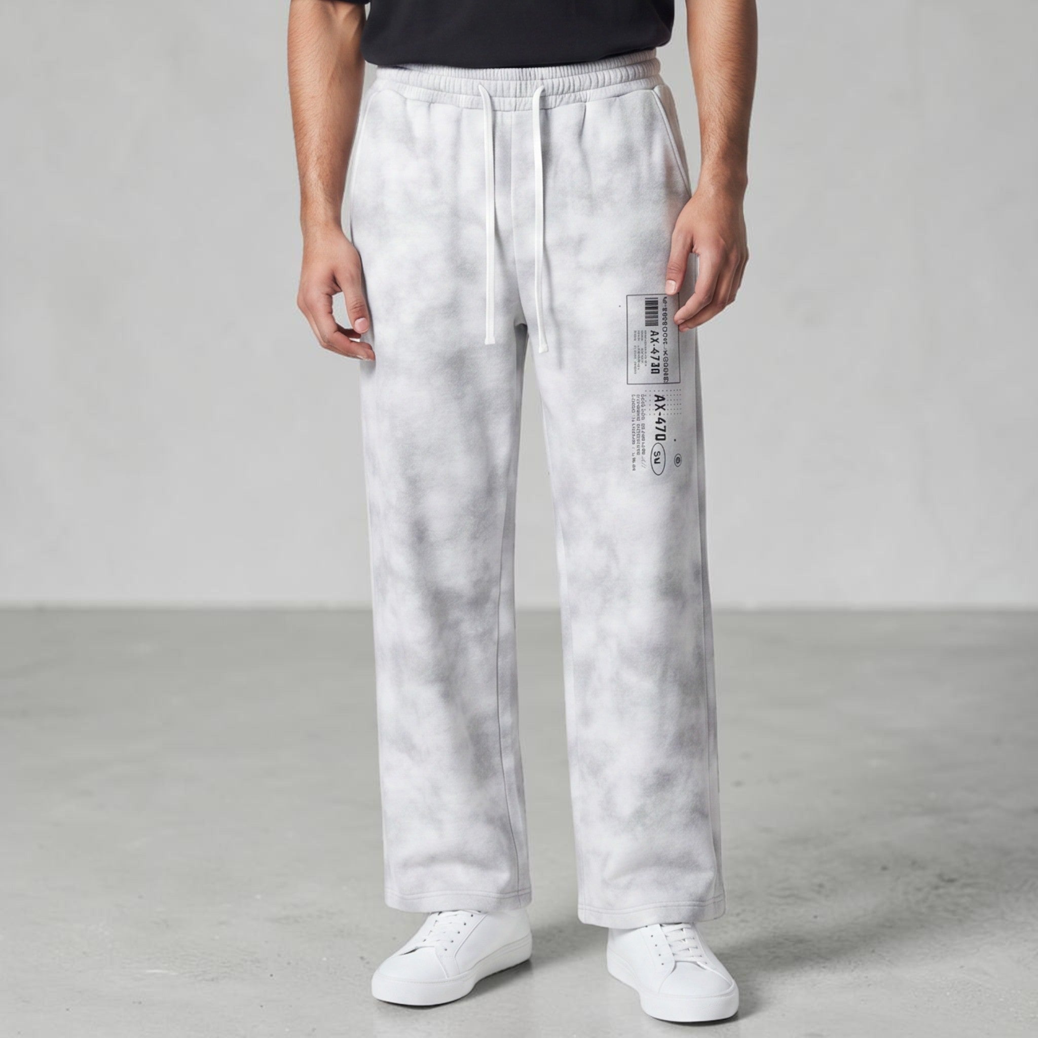 Modelo masculino vistiendo pantalones de chándal MONROE STORE grises con efecto lavado, corte holgado y cordón.