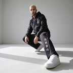 MONROE STORE pantalones de chándal negros de corte recto para hombre con rayas blancas y texto en chino, mezcla de algodón y poliéster.