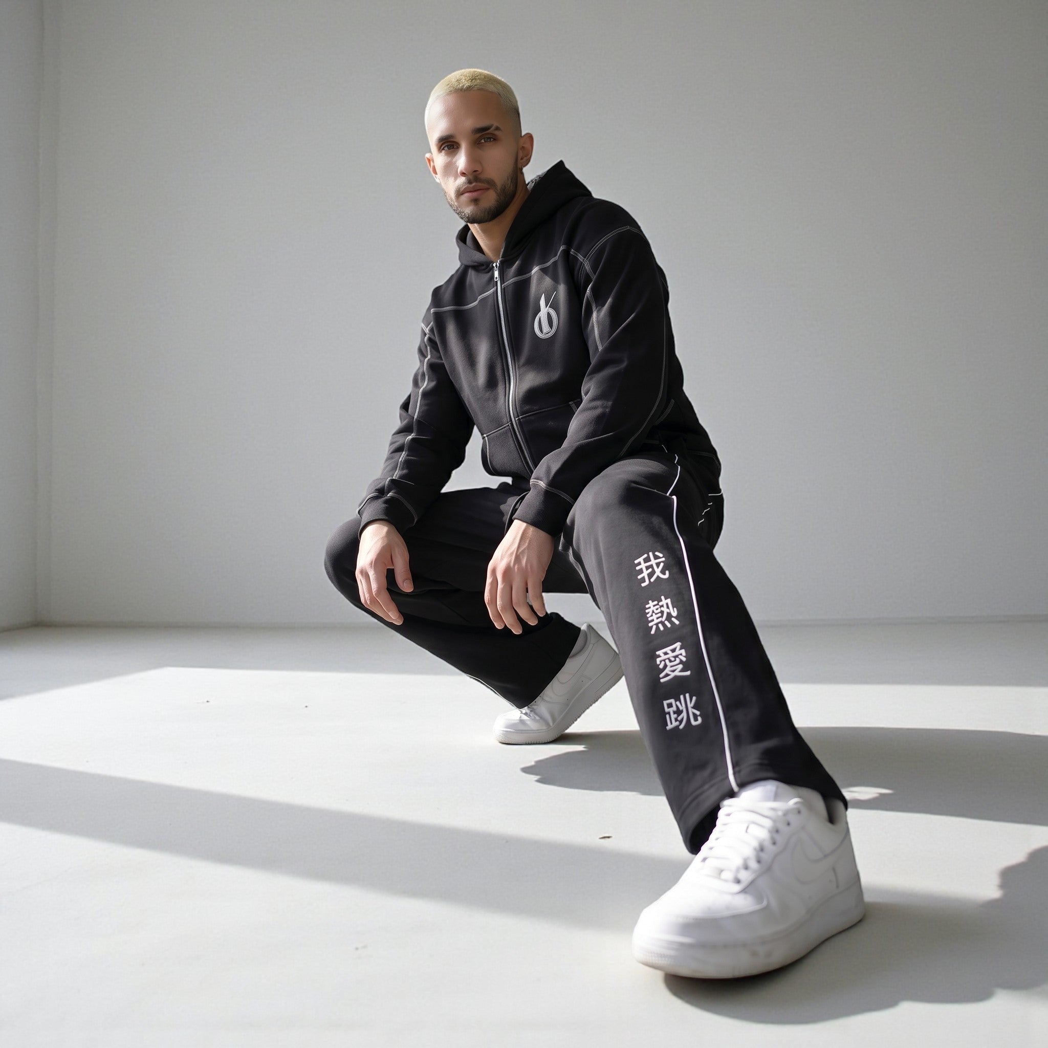 MONROE STORE pantalones de chándal negros de corte recto para hombre con rayas blancas y texto en chino, mezcla de algodón y poliéster.