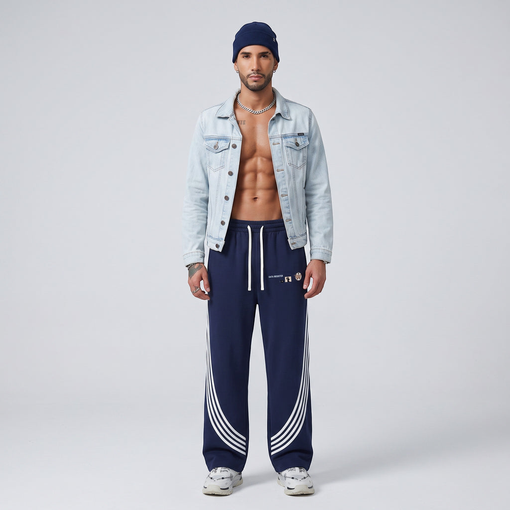 Modelo masculino con pantalones de chándal azul marino MONROE STORE con rayas curvas blancas y cordón ajustable