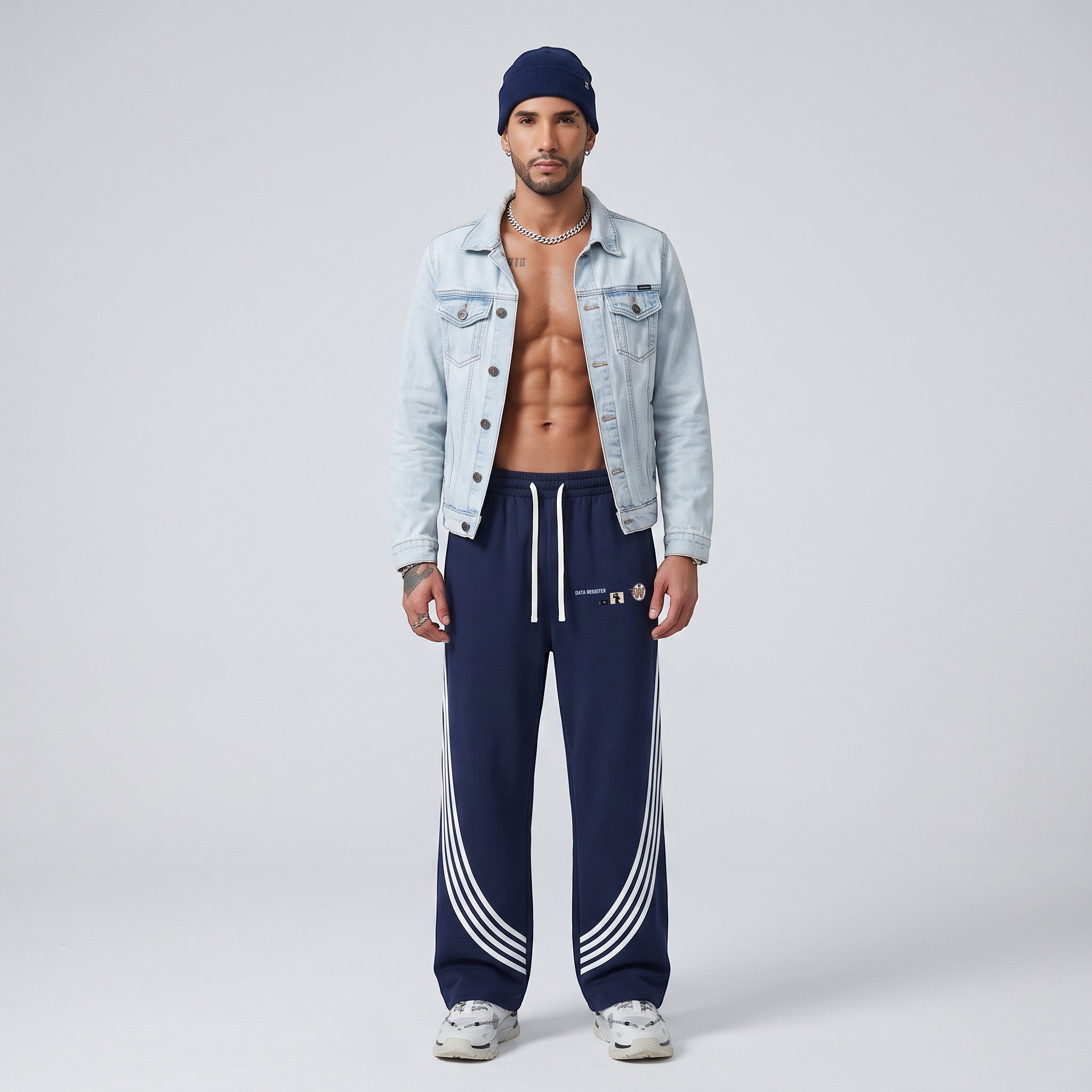 Modelo masculino con pantalones de chándal azul marino MONROE STORE con rayas curvas blancas y cordón ajustable