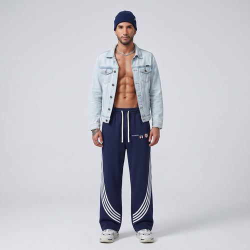 Modelo masculino con pantalones de chándal azul marino MONROE STORE con rayas curvas blancas y cordón ajustable