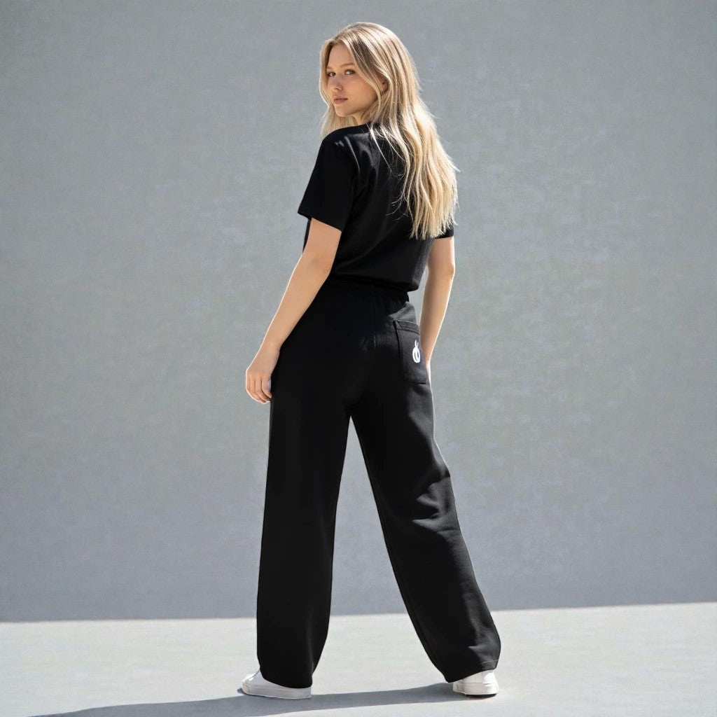 MONROE STORE pantalones de chándal negros de pierna recta con cordón y logo blanco en el bolsillo trasero.