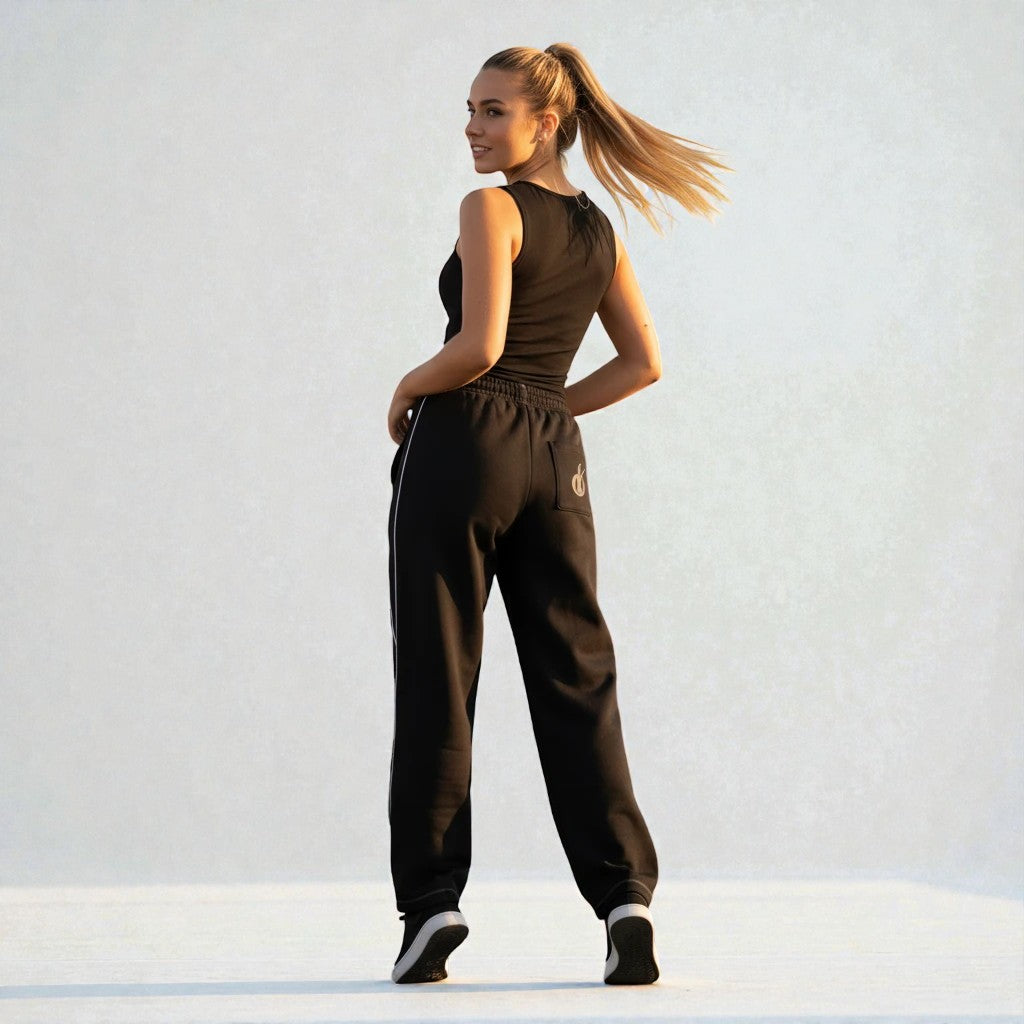MONROE STORE Pantalones deportivos negros de pierna recta con raya lateral reflectante y logo pequeño en la parte trasera.