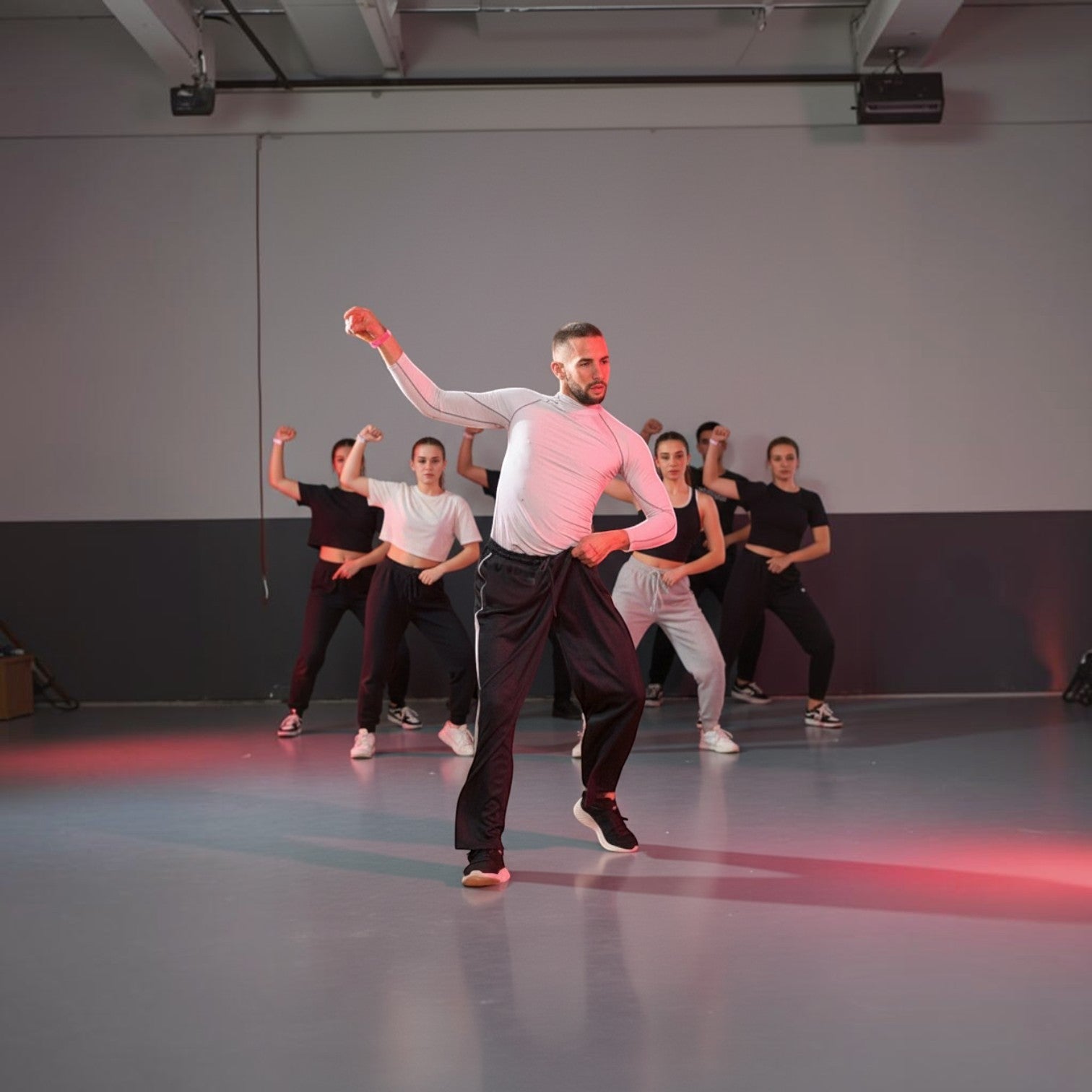 Instructor de MONROE STORE liderando una clase de Waacking con alumnos en un estudio de danza profesional.