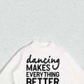 MONROE STORE sudadera blanca de cuello mock con estampado "dancing makes everything better" de manga larga y corte holgado.