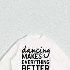 MONROE STORE sudadera blanca de cuello mock con estampado "dancing makes everything better" de manga larga y corte holgado.