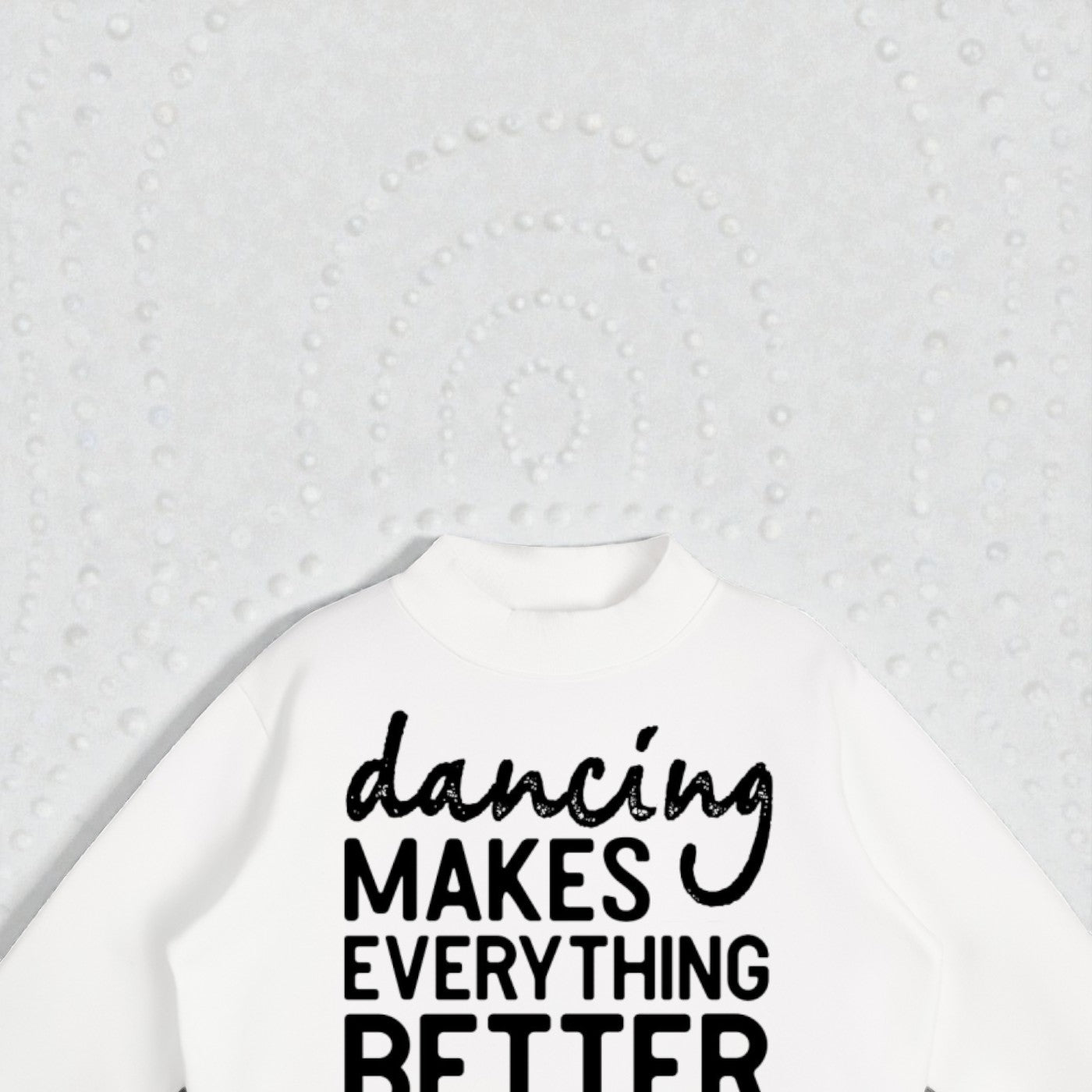 MONROE STORE sudadera blanca de cuello mock con estampado "dancing makes everything better" de manga larga y corte holgado.